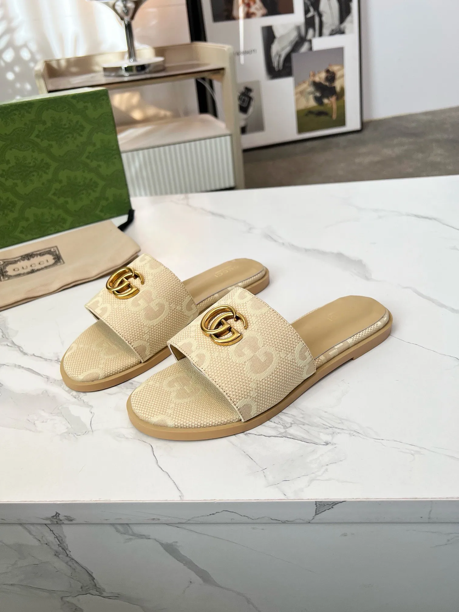 👟👟Ex-factory price 380👟👟 GUCCl 2025 spring and summer new style casual interlocking double G sandals for women. This piece is from the Gucci Lido collection, and its design is inspired by the summer style and beach clubs of the Italian coast. Archive designs from the 1970s infuse the brand with glory. Get inspired by this iconic era. The "Gucci March of Love" series continues to explore the aesthetic connotation of the brand's archived logos in a new way, while at the same time embracing the classic elegance and charm. Code Number: 35-43#